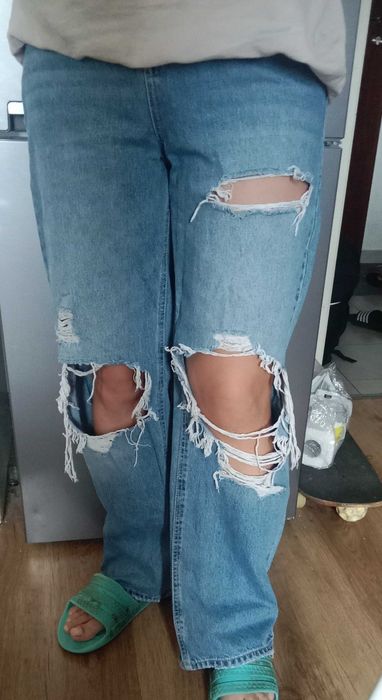 Spodnie dżinsowe z dziurami