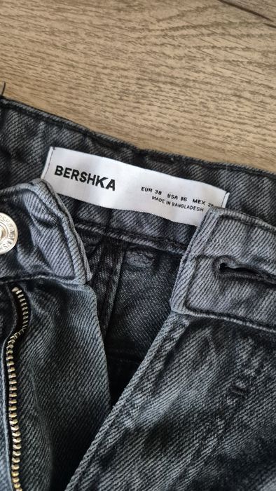 Jeansy bershka 38
Z tylu nogawki nieco zdeptane :)
Normalne ślady użytkowania