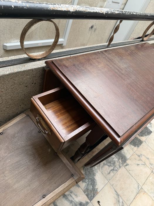 Mesa de Jantar Clássica em Madeira com Abas Laterais (Drop-Leaf)