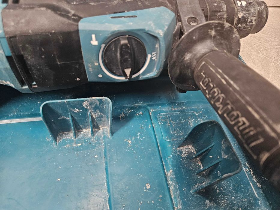 MAKITA Młotowiertarka wiertarka SDS+ 3,0J 800W HR2670FT + uchwyt