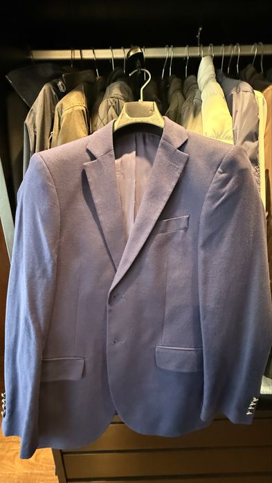 Fatos e blazers clássicos, camisas e gravatas como novos