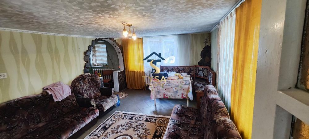 Великий будинок у Тячеві: 210 м², 7 соток, гараж та всі комунікації