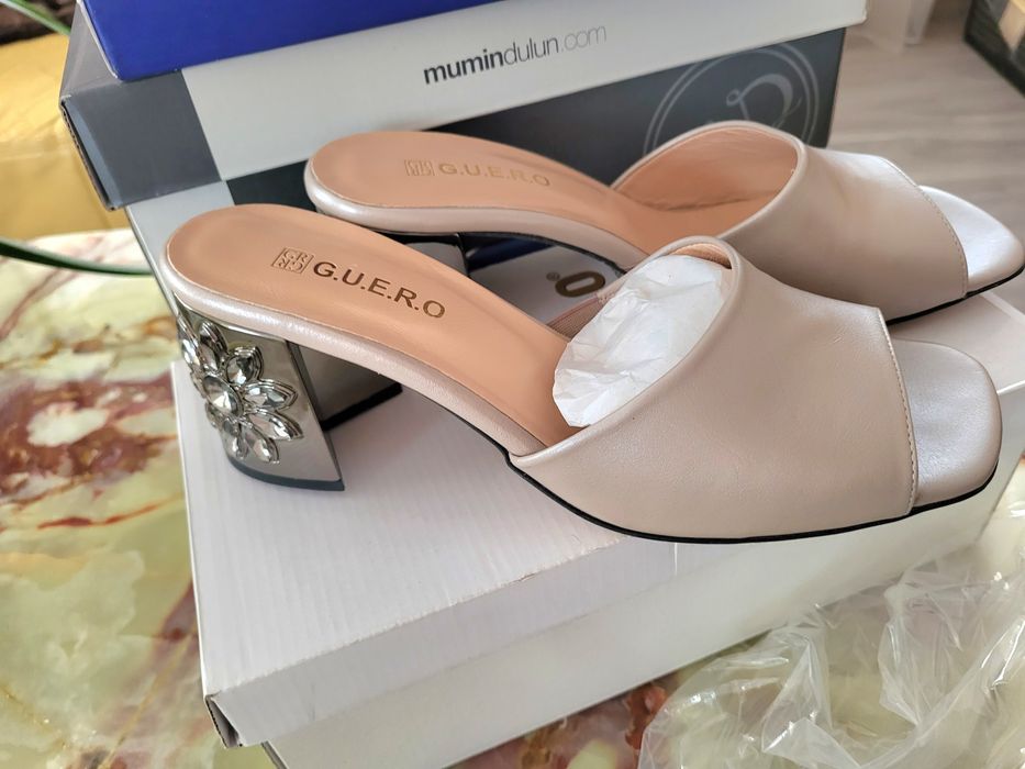 Літні шльопанці з натуральної шкіри з інкрустованим каблучком