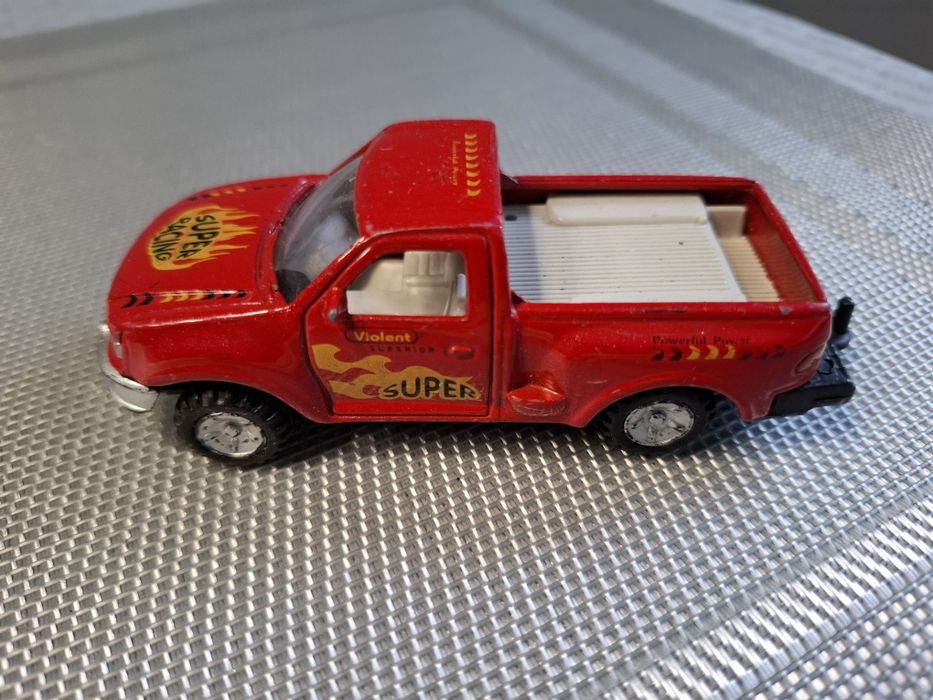 Model samochodu skala 1:43