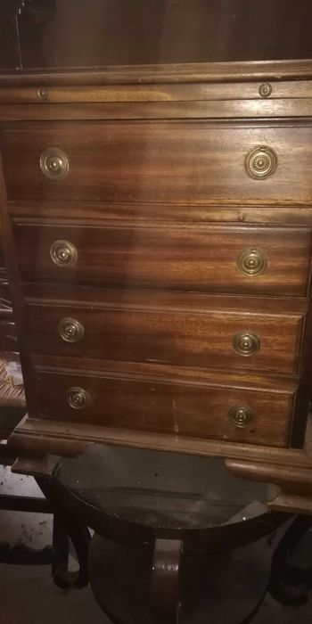 Cama de casal e mesa de cabeceira estilo Dona Maria