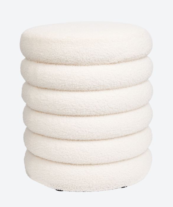 Espelhos conjugados com.puffs/ bancos em bouclé