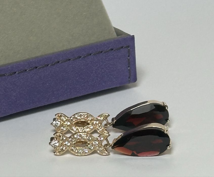 Золотые серьги с гранатом