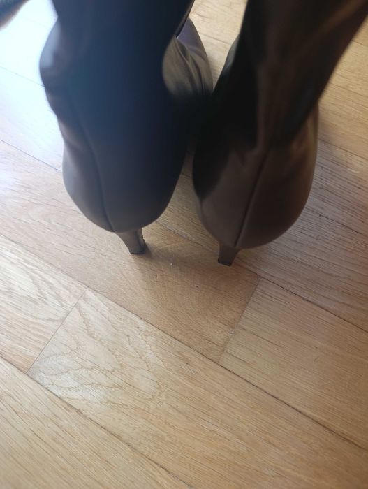 Krótkie kozaki damskie z szerszą cholewką brązowe r 37