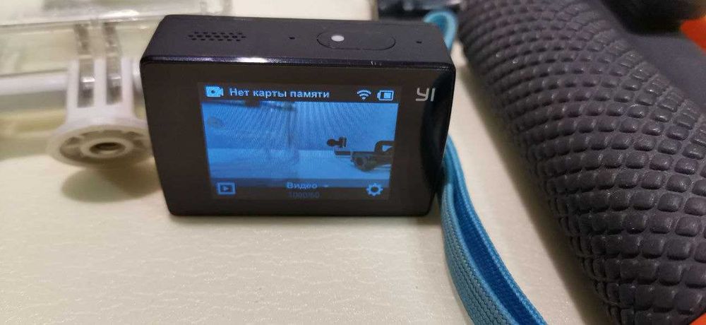 Экшн камера Xiaomi Yi Lite + аквабокс + Bluetooth-монопод + 2 поплавка