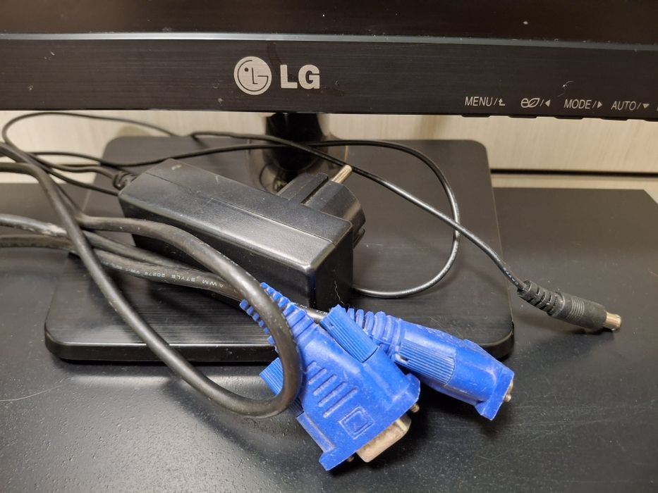 Монітор LG, кабелі