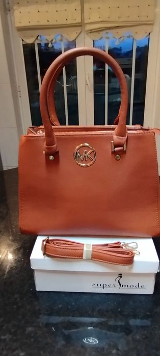 Bolsa nova . Com duas opções de uso a tiracolo ou à mão