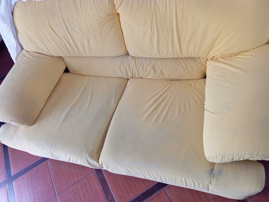 Sofá amarelo dois lugares