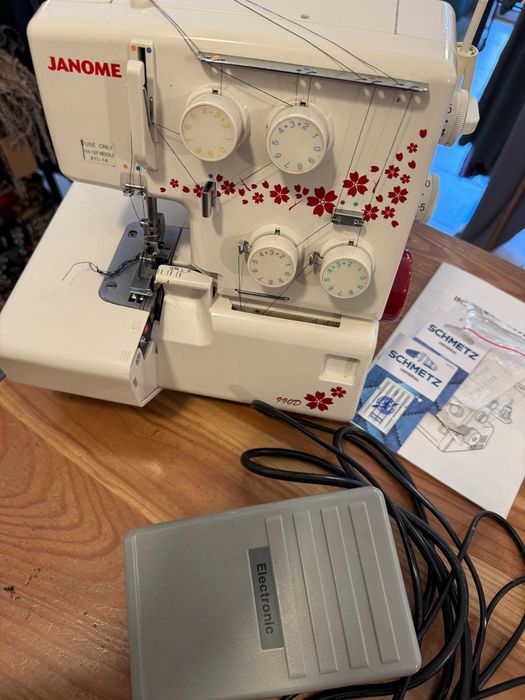 Maszyna do szycia Overlock 4-nitkowy z mereżką JANOME 990D