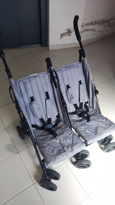 Carrinho de bebé duplo, em perfeitas condições. Pouco usado.