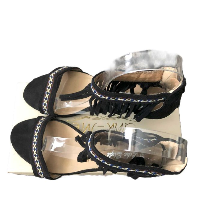 Czarne sandały na koturnie