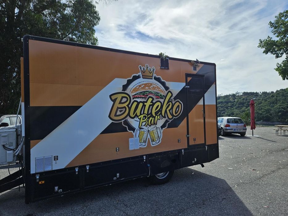 Vendo reboque Bar.
Em boas condições
Com casa de banho.
Placa eletrica