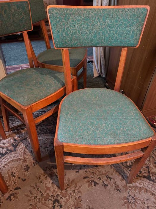 Стільці зелені  і стіл в  гарному стані ( стільців з дерева нема ))