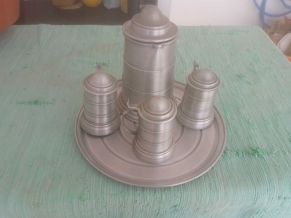 Conjunto canecas cerveja com bandeja em estanho