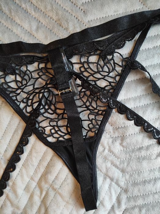 Еротичні трусики з відкритим доступом і портупеєю бренду Ann Summers