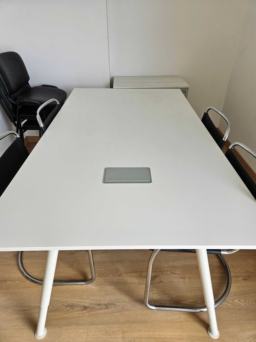 Mesa de reunião IKEA, retangular, com caixa de tomadas