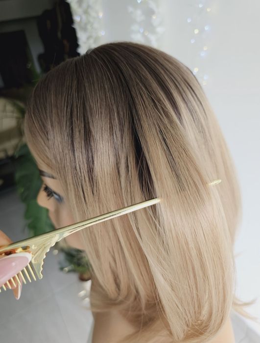 Beżowy blond z odrostem peruka Mia skalp naturalny wygald