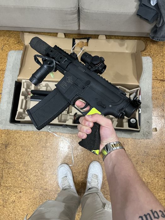 Arma de Airsoft com Mira laser