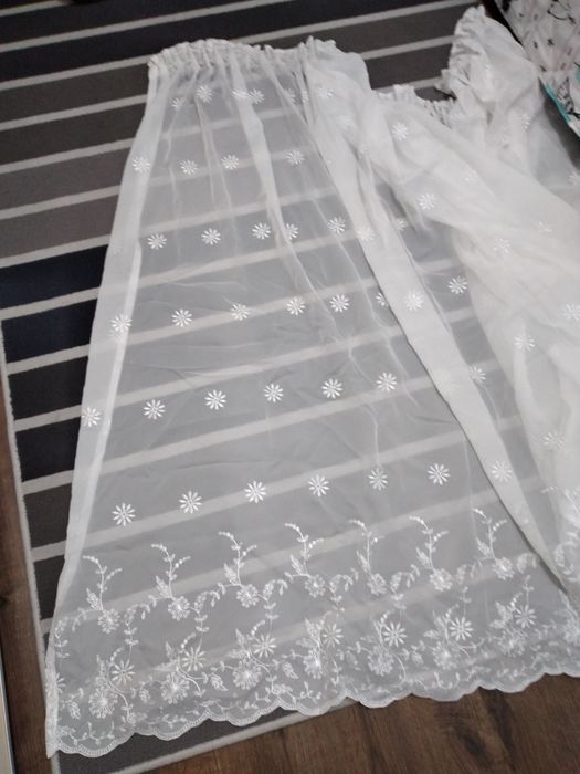 Firana biała  wyszywana w kwiatki 140 cm x 365 cm