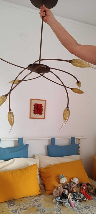 candeeiro suspenso com lâmpadas em lágrimas