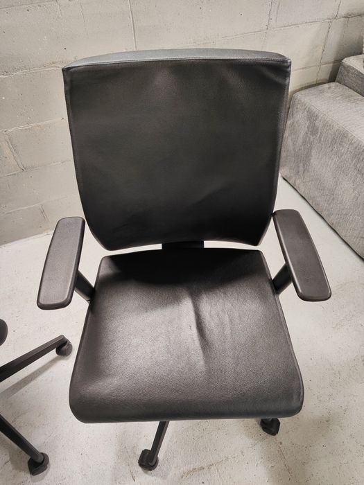 Крісло офісне, шкіряне. Є 2 шт. Шкіра   .