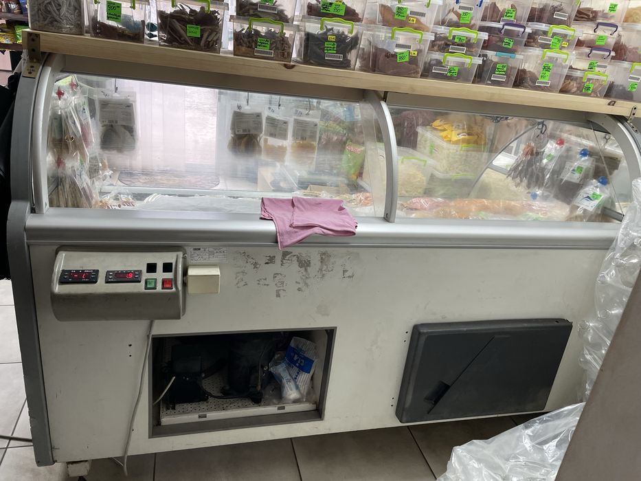 Витрина большая, в робочем состоянии