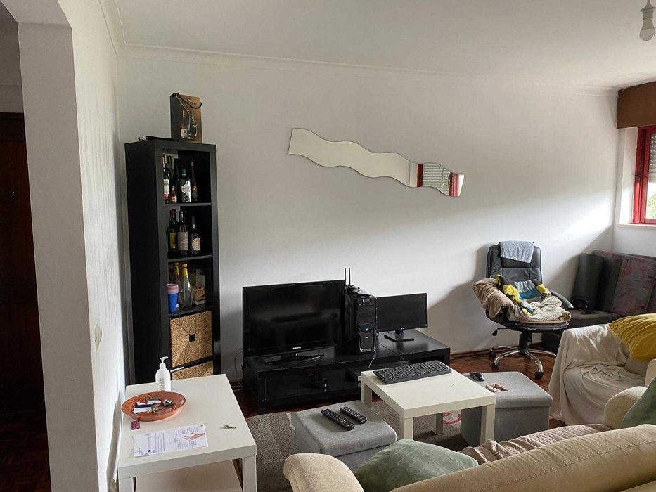 Aluga-se quarto individual