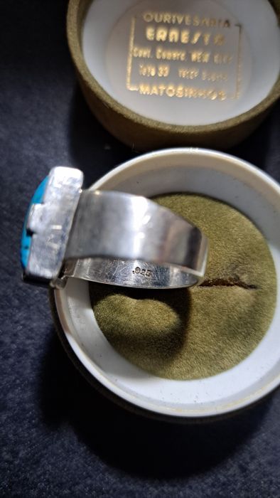 Anel maciço em prata com turquesa.