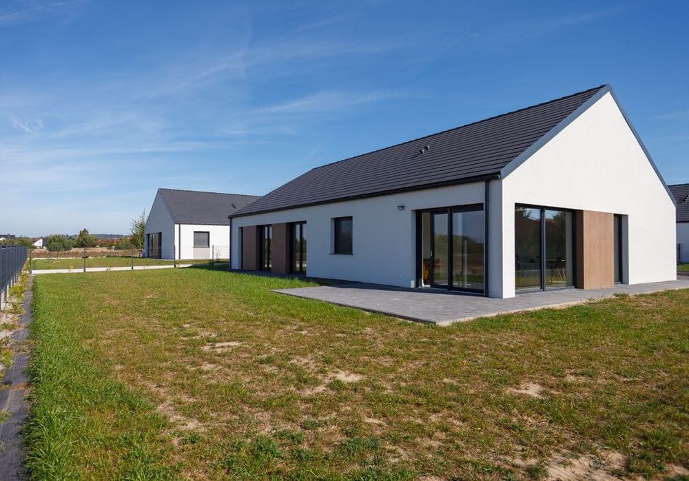 DOM WOLNOSTOJĄCY GARAŻ - z wielkimi oknami i dużym ogrodem BLISKO LASU