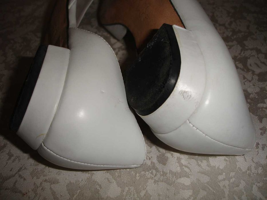 ТУФЛІ жіночі брендові ALDO 39-39,5 р. (устілка 26 см). ШКІРА. БІЛІ.