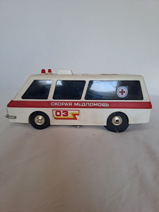 Radziecka zabawka ambulans karetka RAF