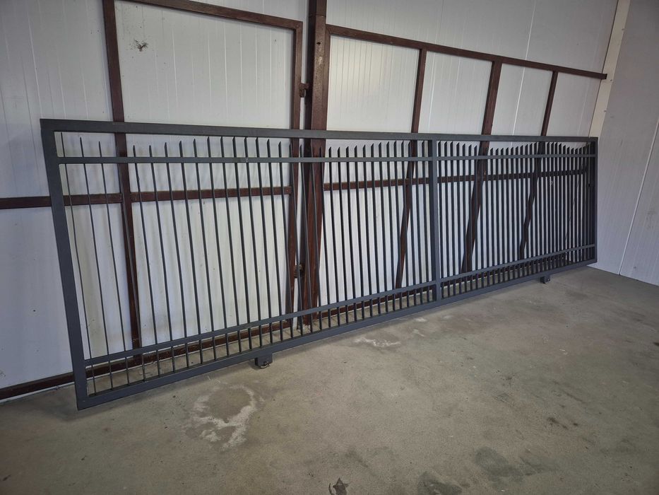 Brama zewnętrzna - stalowa na rolkach