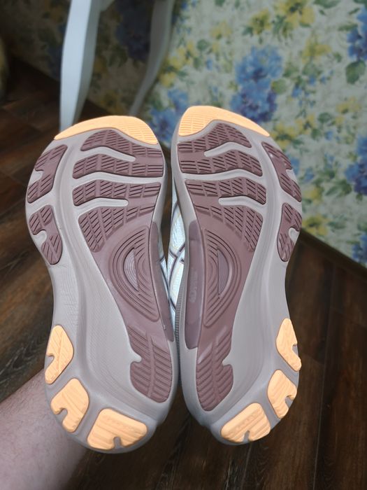 Оригінал 100%  жіночі кросівки asics gel kayano 32  euro 40