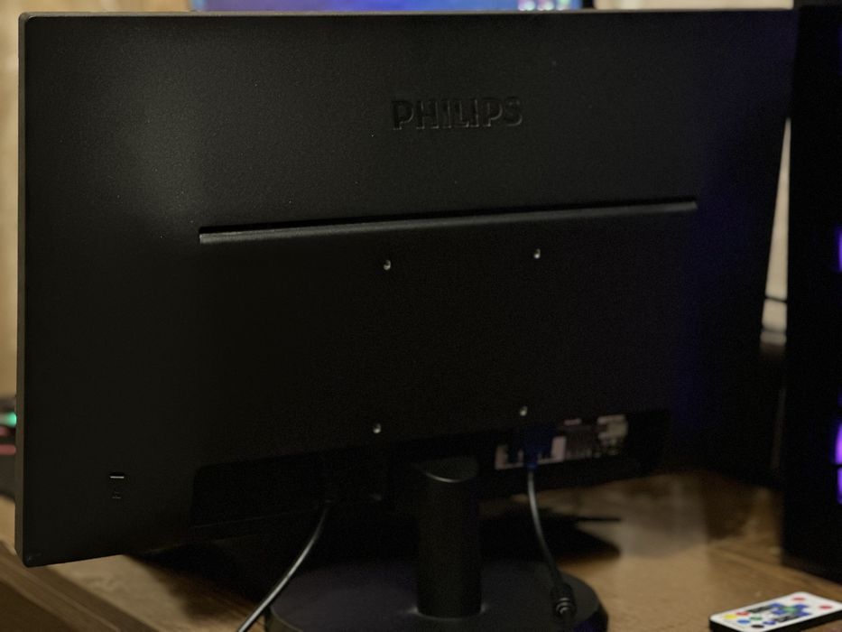 Монитор PHILIPS 223V5L