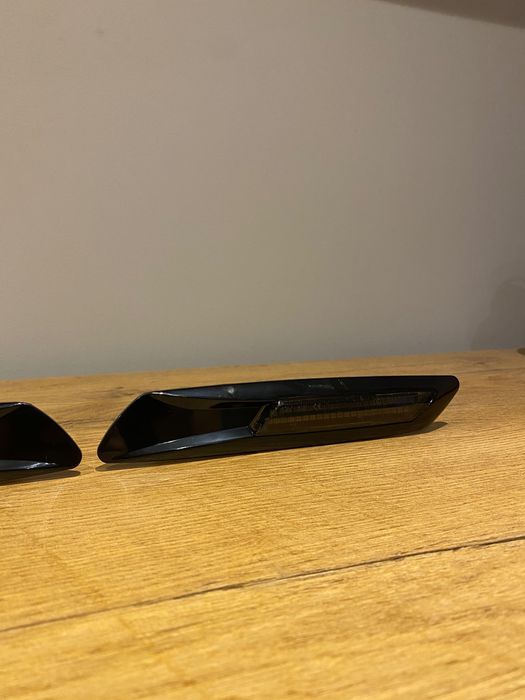 Kierunkowskazy czarne ledowe w błotnik  (dynamiczne). BMW 5 F10, F11