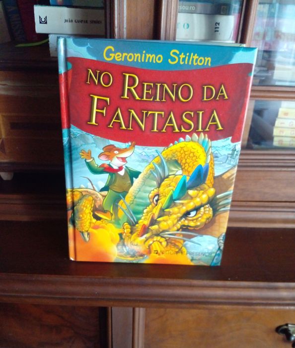 Livro de aventuras entitulado No Reino da FANTASIA