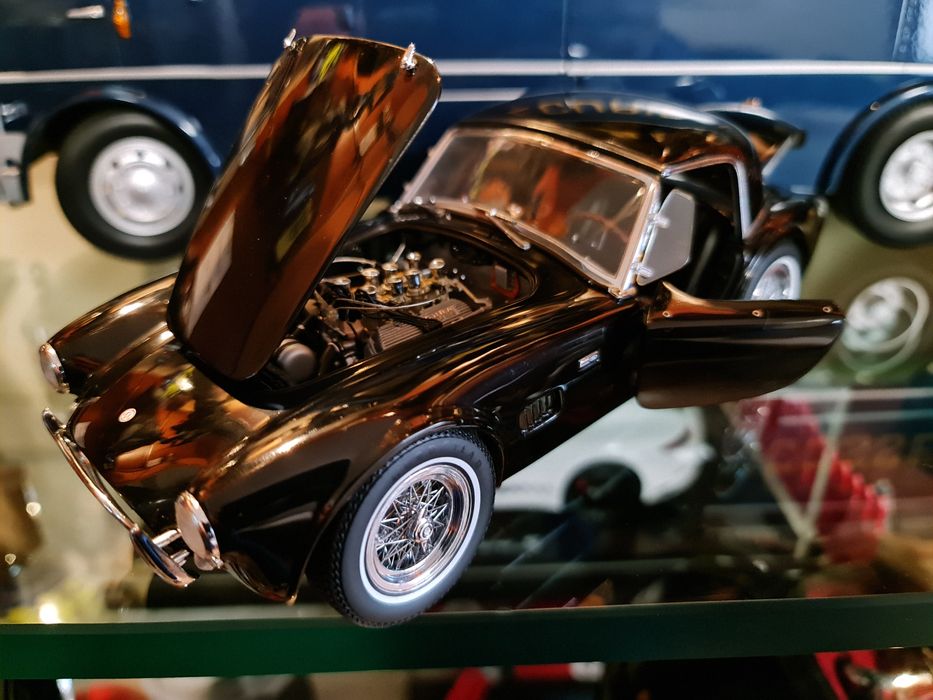 Miniatura Shelby 1:18