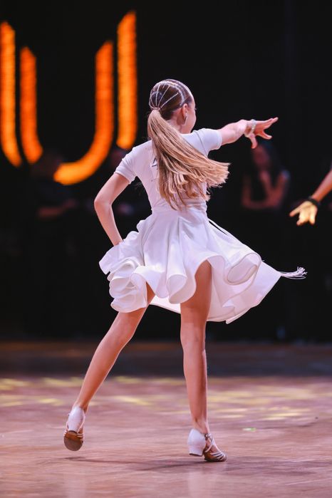 Продаємо ювенальну сукню