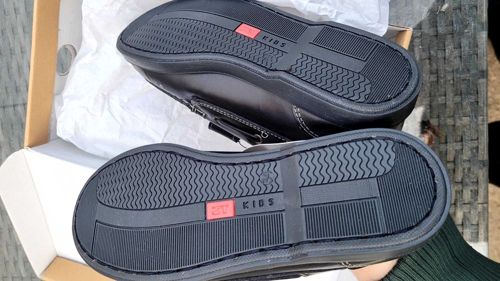 Sapatos Menino tamanho 34