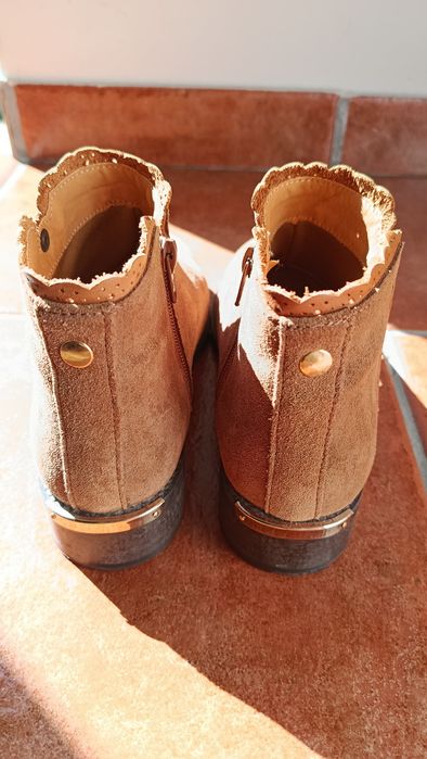Botins de Camurça Camel com Detalhe Picotado - T38 (Como Novos)