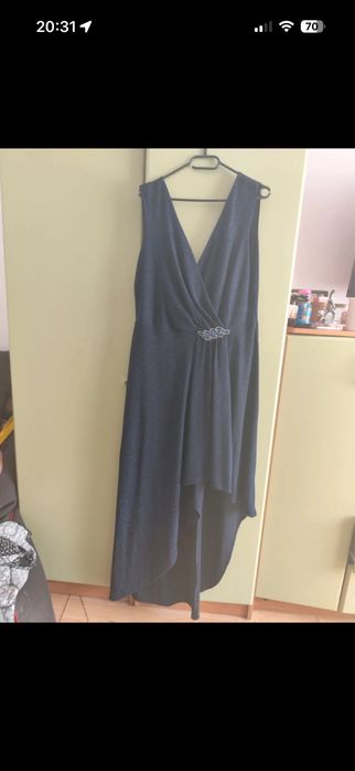 Dluga granatowa sukienka asymetryczna