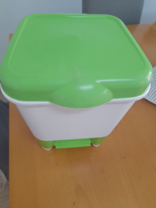 Balde de plástico branco e verde.