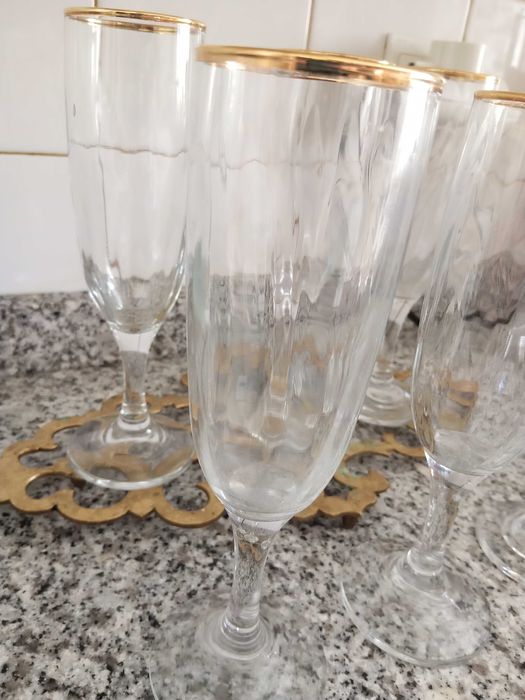 Set 6 copos champanhe risca dourada.