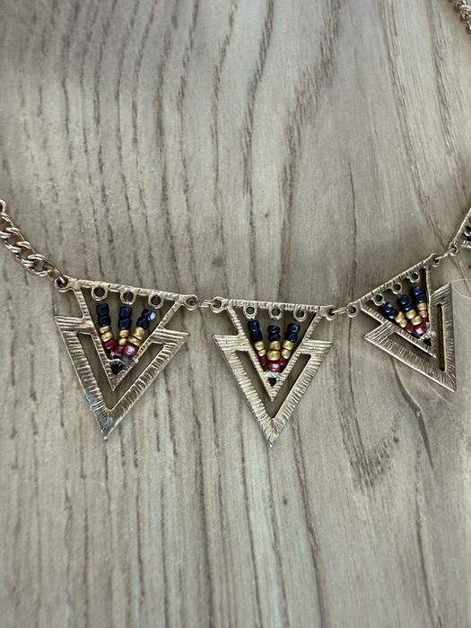 Colar statement dourado com triângulos e missangas