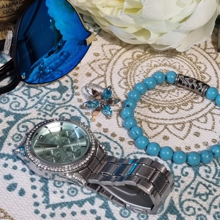 Duży zegarek damski z cyrkoniami kwarcowy.