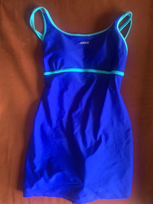 Новый спортивный купальник платье Joss синий / красная накидка
